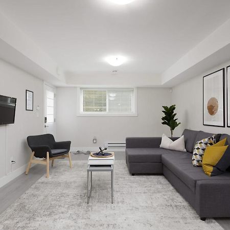 Tastefully Furnished And Newly Updated 2 Bd Central Lynn Valley North Vancouver 빌라 외부 사진