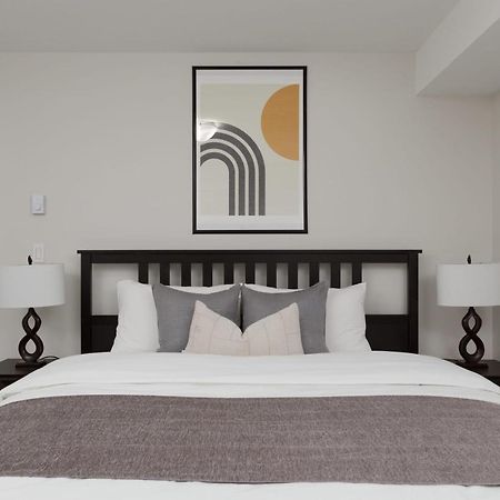 Tastefully Furnished And Newly Updated 2 Bd Central Lynn Valley North Vancouver 빌라 외부 사진