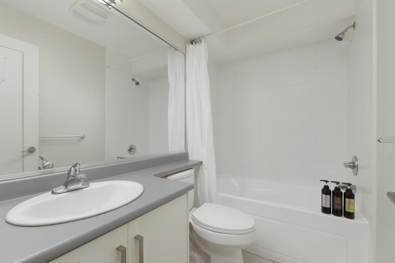 Tastefully Furnished And Newly Updated 2 Bd Central Lynn Valley North Vancouver 빌라 외부 사진