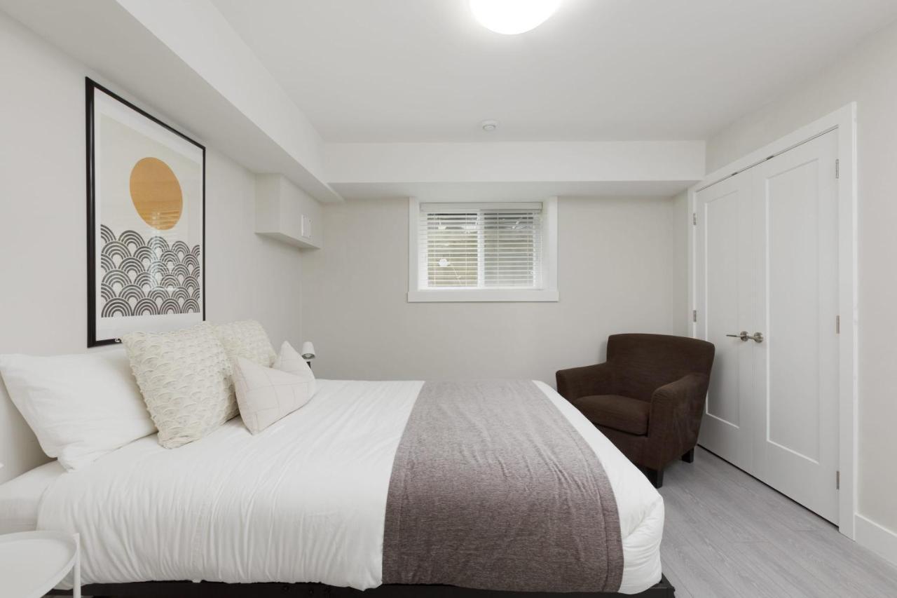 Tastefully Furnished And Newly Updated 2 Bd Central Lynn Valley North Vancouver 빌라 외부 사진
