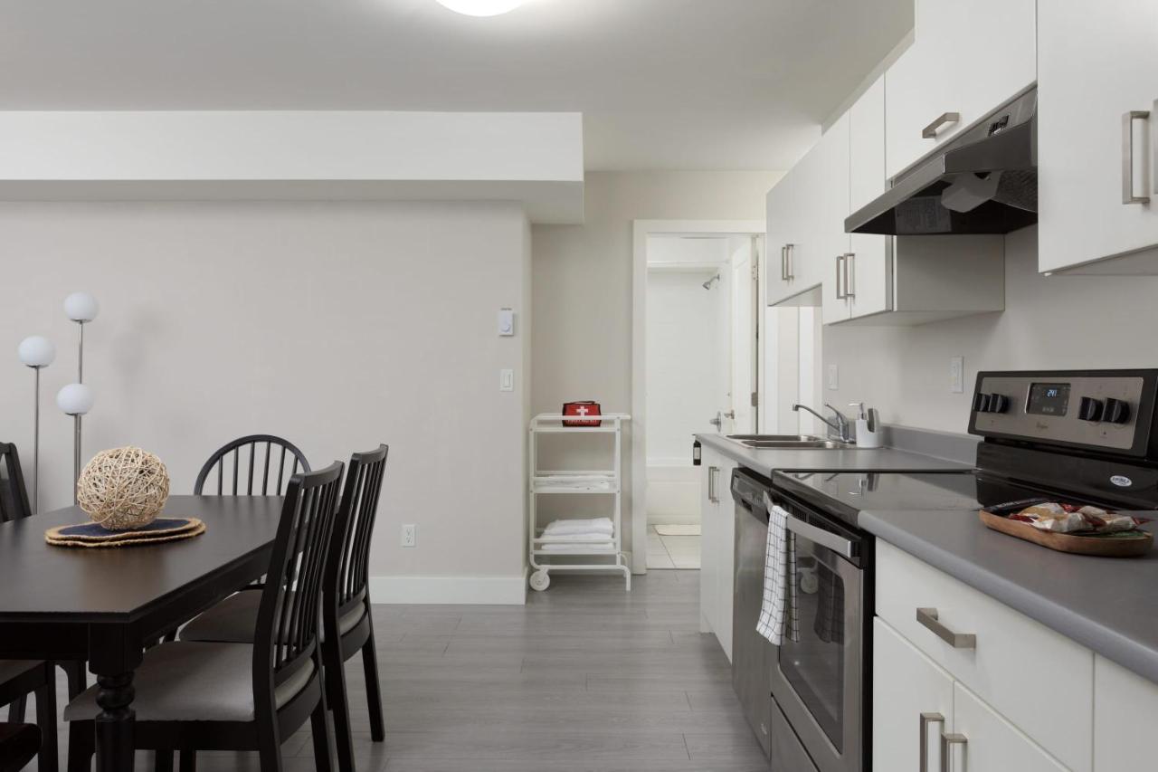 Tastefully Furnished And Newly Updated 2 Bd Central Lynn Valley North Vancouver 빌라 외부 사진