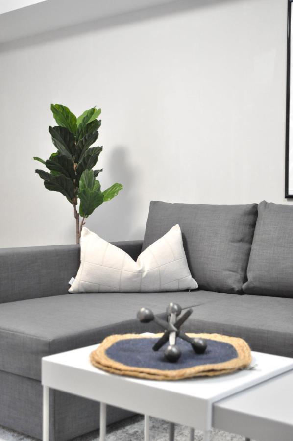 Tastefully Furnished And Newly Updated 2 Bd Central Lynn Valley North Vancouver 빌라 외부 사진