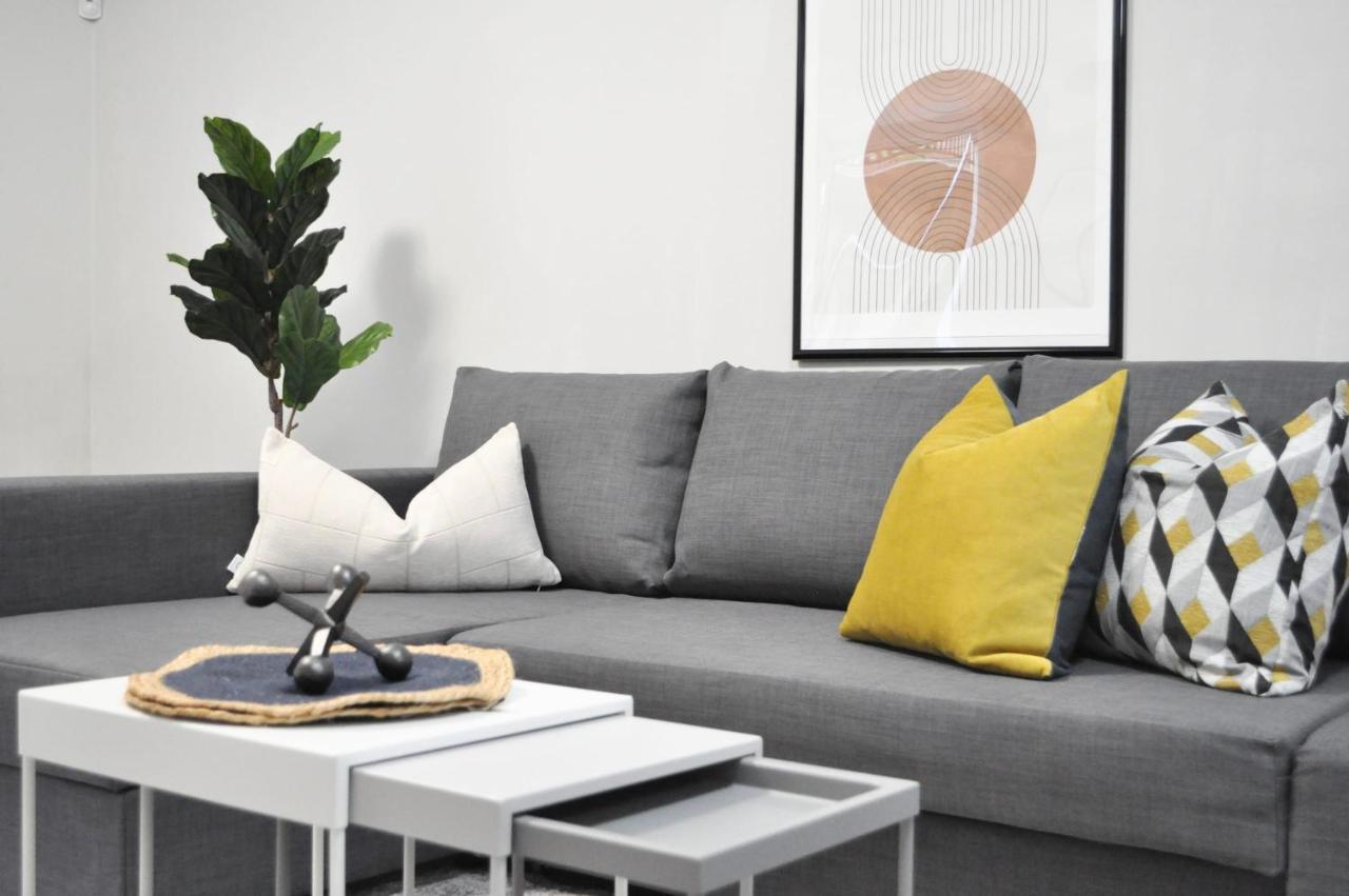 Tastefully Furnished And Newly Updated 2 Bd Central Lynn Valley North Vancouver 빌라 외부 사진